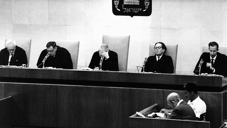 Die Richter verurteilen Eichmann zum Tod durch den Strang. In der Nacht zum 1. Juni 1962 wird Eichmann im ersten Stock des Gefängnisses von Ramla gehängt.