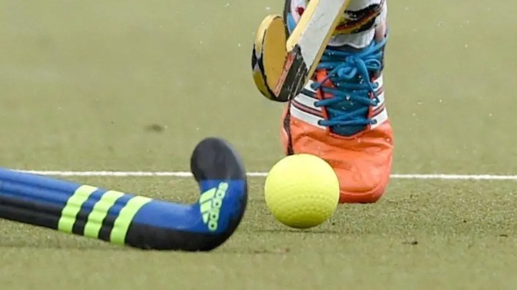 Zwei-Schlaeger-versuchen-beim-Feldhockey-den-Ball-zu-schlagen