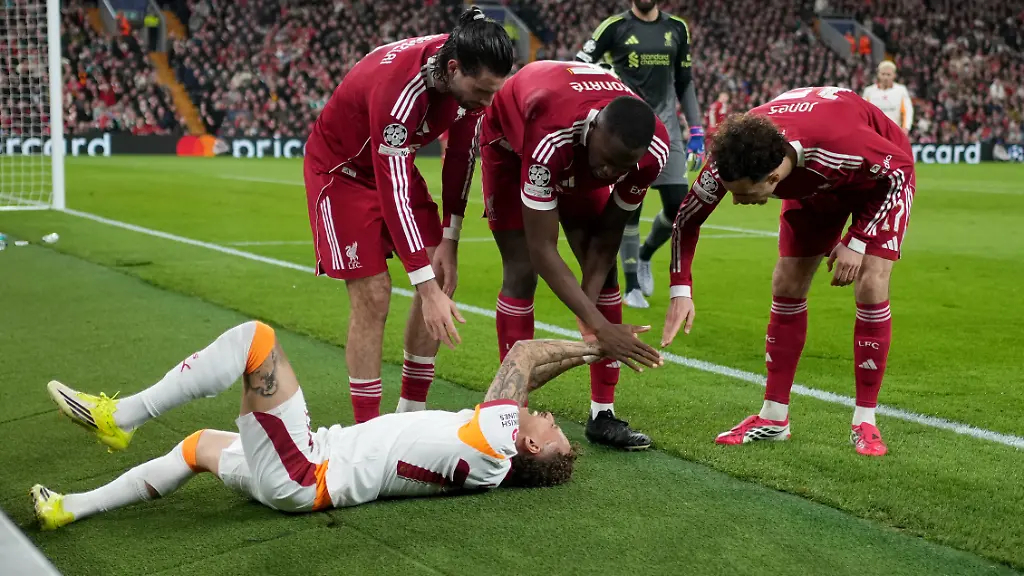 Fussball-Maenner-Champions-League-FC-Liverpool-Galatasaray-Istanbul-K-o-Runde-Achtelfinale-Rueckspiele-Anfield-Noa-Lang-von-Galatasaray-reagiert-nach-einer-Verletzung