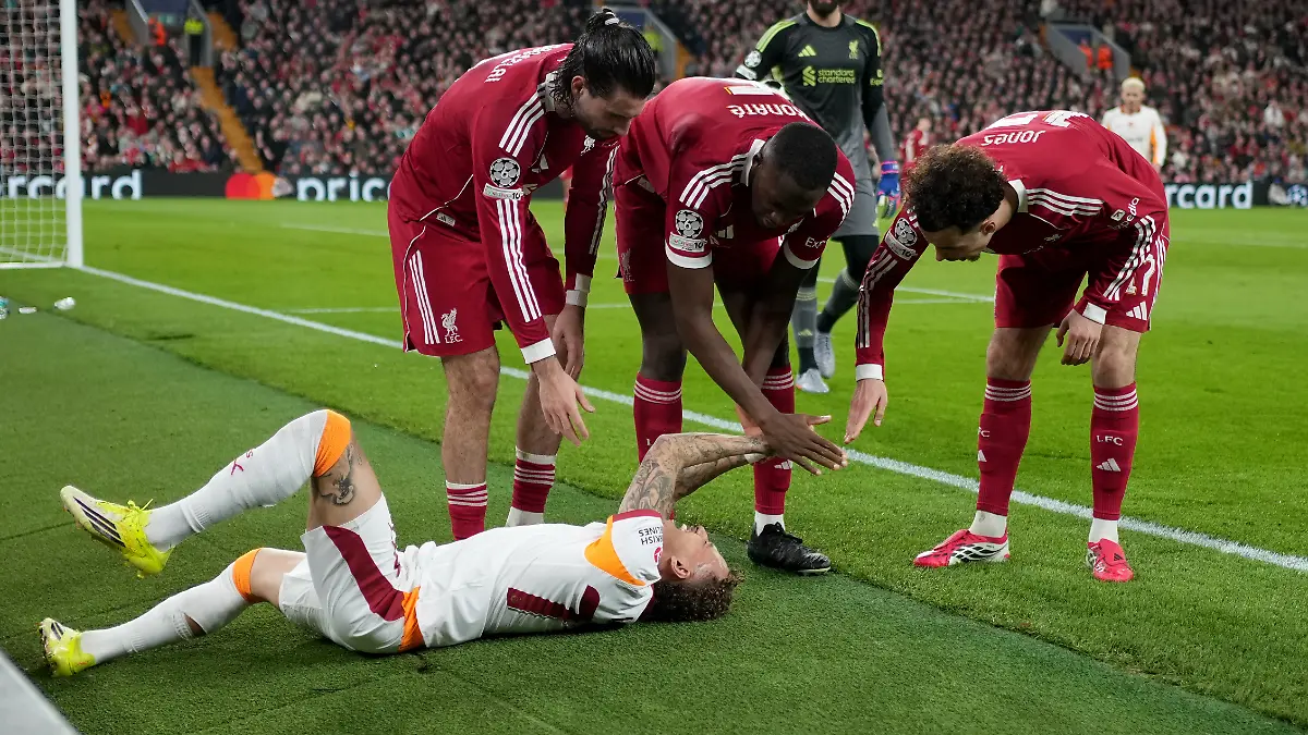 Fussball-Maenner-Champions-League-FC-Liverpool-Galatasaray-Istanbul-K-o-Runde-Achtelfinale-Rueckspiele-Anfield-Noa-Lang-von-Galatasaray-reagiert-nach-einer-Verletzung