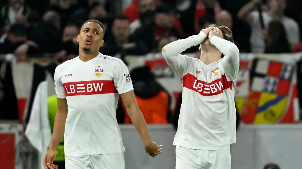 Jamie-Leweling-Stuttgart-18-Angelo-Stiller-Stuttgart-06-Enttaeuschung-enttaeuscht-nach-vergebener-Torchance-Gestik-Geste-GER-Stuttgart-vs-FC-Porto-Fussball-UEFA-Europa-League-Achtelfinale-Spielzeit-2025-2026-12-03