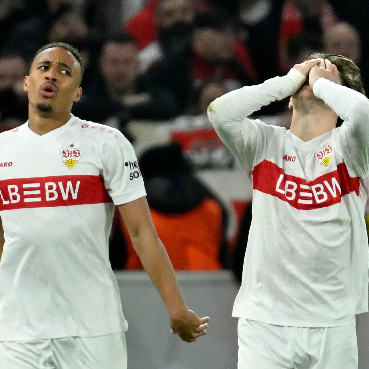 Jamie-Leweling-Stuttgart-18-Angelo-Stiller-Stuttgart-06-Enttaeuschung-enttaeuscht-nach-vergebener-Torchance-Gestik-Geste-GER-Stuttgart-vs-FC-Porto-Fussball-UEFA-Europa-League-Achtelfinale-Spielzeit-2025-2026-12-03