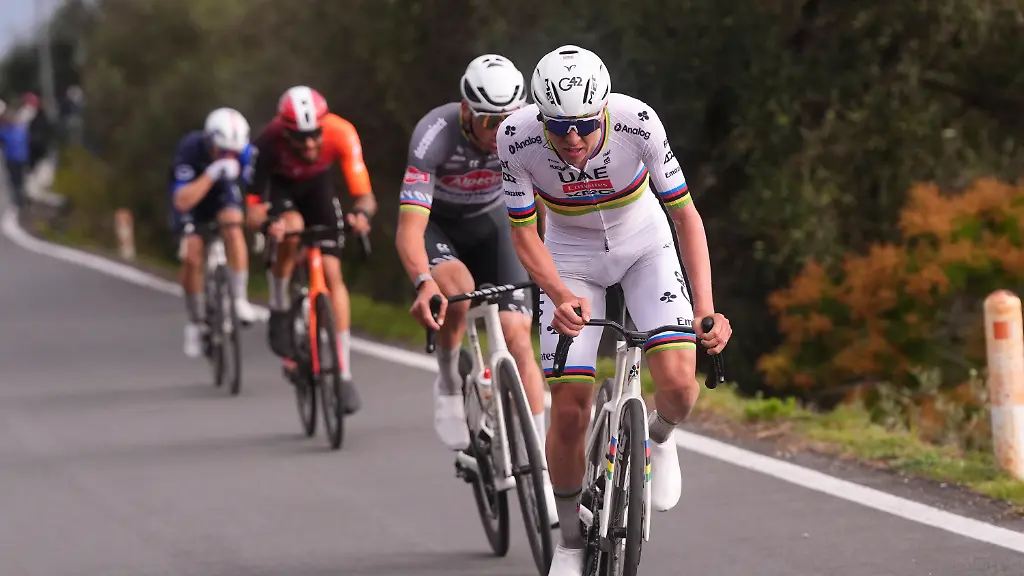 ARCHIV-22-03-2025-Italien-Sanremo-Radsport-UCI-WorldTour-Mailand-Sanremo-289-00-km-Maenner-Tadej-Pogacar-fuehrt-vor-Mathieu-van-der-Poel