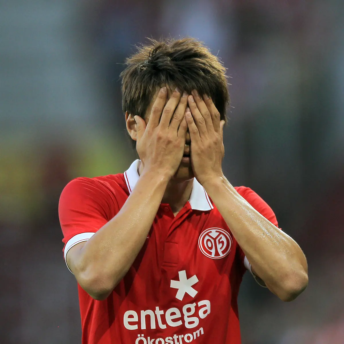Fussball-Europa-League-Qualifikation-Hinspiel-1-FSV-Mainz-05-Asteras-Tripolis-FC-am-31-07-2014-in-der-Coface-Arena-in-Mainz-Rheinland-Pfalz-Der-Mainzer-Ja-Cheol-Koo-haelt-sich-nach-einem-Fehler-die-Haende-vors-Gesicht