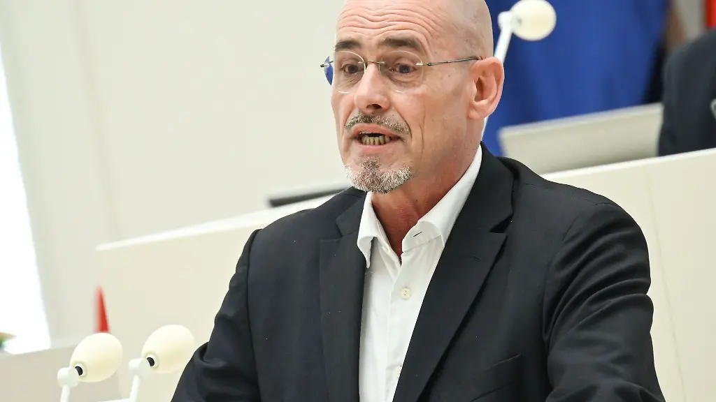 Brandenburgs-BSW-Fraktionschef-Niels-Olaf-Lueders-ist-neu-in-der-Parlamentarischen-Kontrollkommission-des-Landtags-vertreten-Archivbild