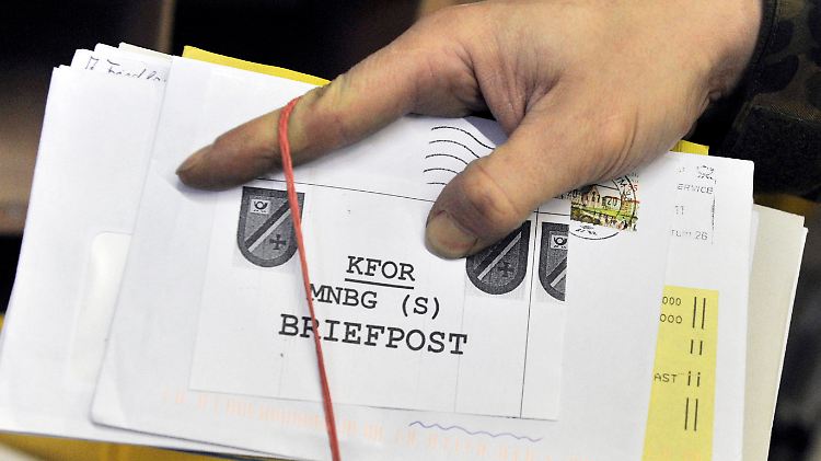 In der Feldpostleitstelle der Bundeswehr auf einem Kasernengelände im hessischen Pfungstadt werden Briefe sortiert.