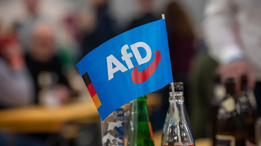 Die-AfD-in-Bayern-forderte-25-Cent-Pfand-pro-Glasflasche-und-5-Euro-pro-Getraenkekiste-ohne-Erfolg-Weder-der-Landtag-noch-der-Verband-Privater-Brauer-gingen-bei-der-Forderung-mit