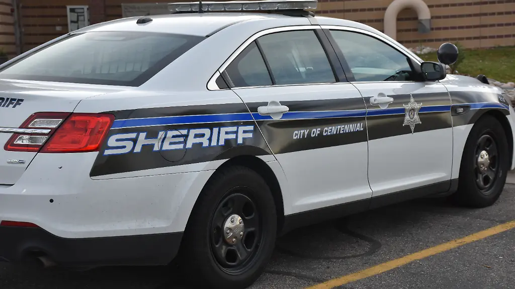 Die-Aufnahme-vom-13-07-2015-zeigt-einen-Wagen-des-Sheriff-Bueros-von-Centennial-US-Bundesstaat-Colorado-vor-dem-Gericht-des-Vorortes-von-Denver-In-dem-Gericht-soll-am-14-07-2015-die-Schlussphase-des-Prozesses-gegen-einen-27-Jaehrigen-beginnen-der-im-Juli-2012-in-einem-Kino-waehrend-der-Premiere-eines-Batman-Films-zwoelf-Menschen-erschossen-und-70-verletzt-hatte-Foto-Chris-Melzer-dpa-zu-dpa-Welcher-Weg-welche-Waffen-Antworten-zum-Kinomoerder-von-Aurora-vom-14-07