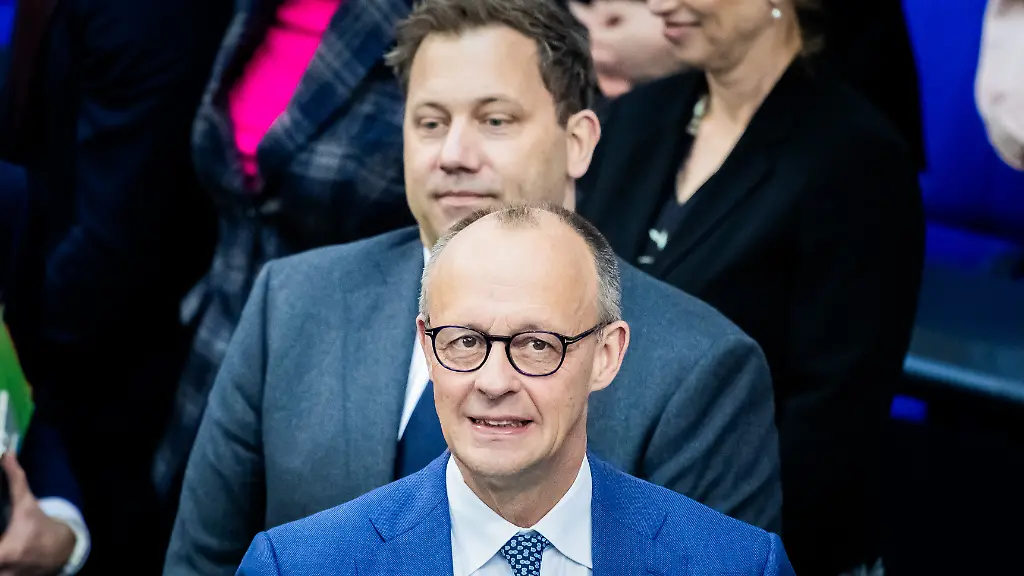 Bundeskanzler-Friedrich-Merz-CDU-M-unten-steht-vor-Lars-Klingbeil-SPD-Bundesminister-der-Finanzen-im-Plenum-des-Deutschen-Bundestages-Auf-der-Tagesordnung-der-64-Plenarsitzung-der-21-Legislaturperiode-steht-neben-der-Regierungserklaerung-des-Bundeskanzlers-unter-anderem-eine-aktuelle-Stunde-zum-Wettbewerb-an-der-Tankstelle
