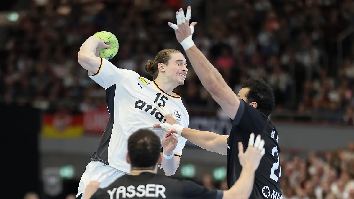 Deutschland-Aegypten-Handball-Testspiel-Juri-Knorr-Deutschland-15-gegen-Yasser-Seif-Aegypten-74-und-Ibrahim-Elmasry-Aegypten-24-Handball-Laenderspiel-der-Maenner-zwischen-Deutschland-und-Aegypten-in-der-Westfalenhalle-in-Dortmund-am-19