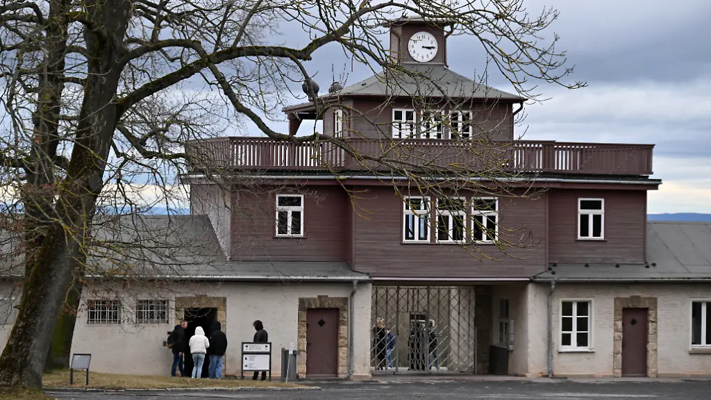 Das-Lagertor-der-Gedenkstaette-Buchenwald-Es-ist-der-Tag-des-Gedenkens-an-die-Opfer-des-Nationalsozialismus-Am-27-Januar-1945-wurde-das-Konzentrationslager-Auschwitz-durch-sowjetische-Truppen-befreit