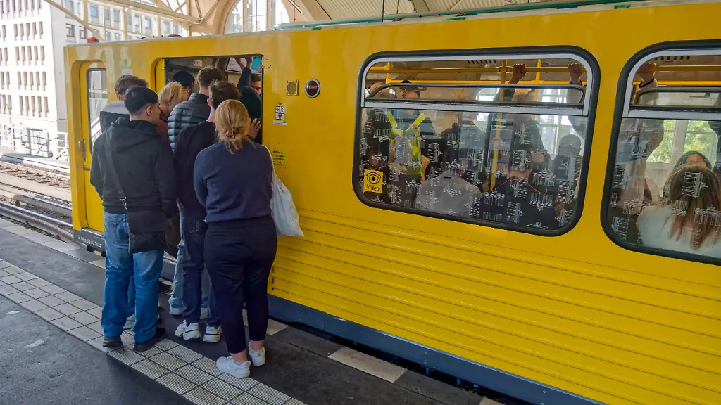 Massive-Probleme-bei-der-BVG-nach-verlaengerten-Taktzeiten-der-U-Bahn-in-Berlin-OeVPN-oeffentlicher-Nahverkehr-Mismanagement-Wartezeiten-Ausfall-volle-Zuege-Probleme-mangelhafte-Puenktlichkeit