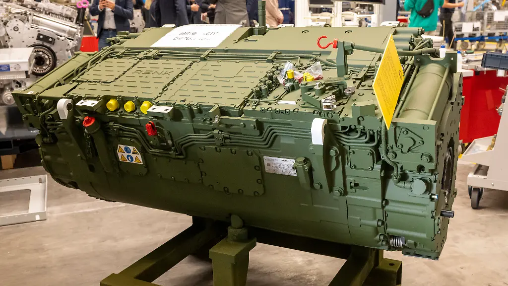 ARCHIV-11-09-2025-Bayern-Augsburg-Ein-Fertiges-Getriebe-vom-Typ-HSWL-256-bei-der-offiziellen-Eroeffnung-der-neuen-modularen-Produktion-beim-Panzergetriebehersteller-Renk-Renk-gehoert-zu-den-boersennotierten-deutschen-Waffenfirmen-Mit-dem-Ruestungszulieferer-Vincorion-hat-sich-nun-ein-weiteres-deutsches-Unternehmen-auf-das-Boersenparkett-gewagt