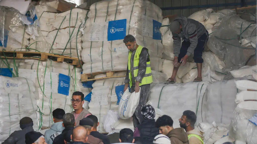 DEIR-AL-BALAH-GAZA-JANUARY-07-Displaced-Palestinians-including-children-receive-flour-and-food-packages-distributed-by-the-United-Nations-World-Food-Programme-WFP-in-the-Zawaida-area-of-Deir-al-Balah-in-the-central-Gaza-Strip-on-Junuary-07-2026-Following-a-deepening-humanitarian-crisis-and-Israel-s-suspension-of-operating-licenses-for-more-than-37-humanitarian-organizations-Palestinians-crowded-at-distribution-points-in-search-of-aid