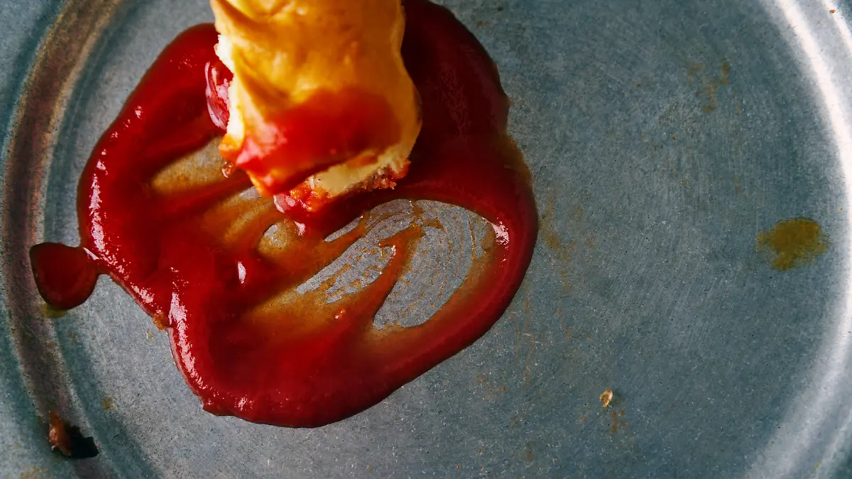 Ketchup-Reste auf einem Teller