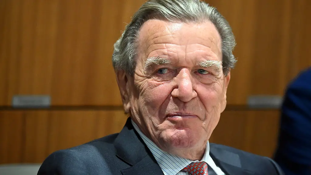 Gerhard-Schroeder-ehemaliger-Bundeskanzler-nimmt-an-der-Sitzung-des-Niedersaechsischen-Landtags-mit-der-Wahl-des-neuen-Ministerpraesidenten-von-Niedersachsen-teil