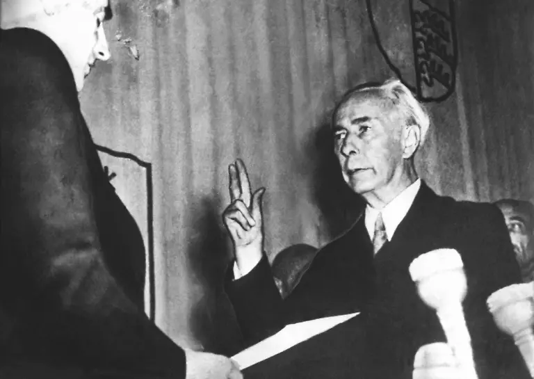Professor-Theodor-Heuss-FDP-wird-am-12-September-1949-durch-den-Praesidenten-des-Deutschen-Bundestages-Dr-Erich-Koehler-l-zum-ersten-Bundespraesidenten-der-Bundesrepublik-Deutschland-vereidigt