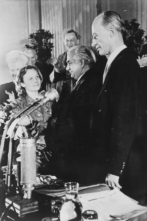 Gruendung-der-Deutschen-Demokratischen-Republik-7-10-1949-und-Wahl-des-Staatspraesidenten-durch-Provisorische-Laenderkammer-und-die-Provisorische-Volkskammer-am-11-Oktober-1949-Die-juengste-Abgeordnete-der-Volkskammer-Margot-Feist-spaeter-verehel-Honecker-beglueckwuenscht-Wilhelm-Pieck-zu-seiner-Wahl-als-Staatspraesident