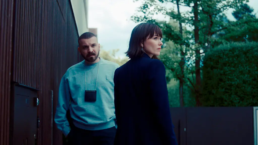 ARD-HR-TATORT-FACKEL-Fernsehfilm-Deutschland-2026-Buch-Sebastian-Heeg-und-Tom-Schilling-Regie-Rick-Ostermann-am-Sonntag-22-03-26-um-20-15-Uhr-im-ERSTEN-und-in-der-ARD-Mediathek-Hamza-Kulina-Edin-Hasanovic-und-Maryam-Azadi-Melika-Foroutan-HR-ARD-Degeto-Film-Sommerhaus-Philipp-Sichler-honorarfrei-Verwendung-gemaess-der-AGB-im-engen-inhaltlichen-redaktionellen-Zusammenhang-mit-genannter-HR-Sendung-bei-Nennung-Bild-HR-ARD-Degeto-Film-Sommerhaus-Philipp-Sichler-S2