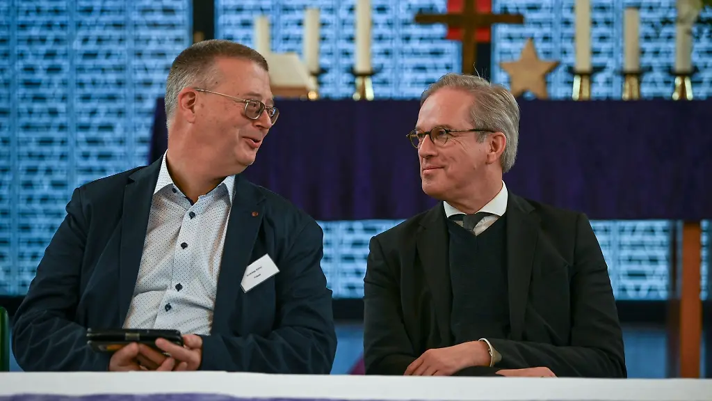Andreas-Koehn-links-hat-sein-Amt-als-Praeses-der-Synode-der-Evangelischen-Landeskirche-Anhalts-niedergelegt