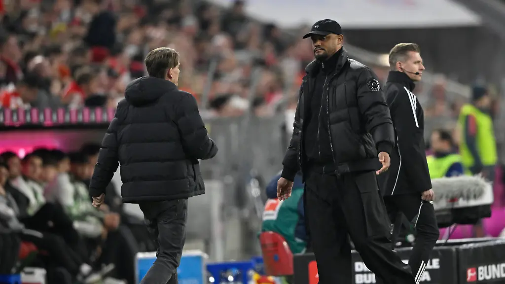 Trainer-Coach-Vincent-Kompany-FC-Bayern-Muenchen-FCB-im-Gespraech-Diskussion-mit-Sportdirektor-Christoph-Freund-FC-Bayern-Muenchen-FCB-Gestik-Geste-FC-Bayern-Muenchen-FCB-vs-Borussia-Moenchengladbach-BMG-06-03
