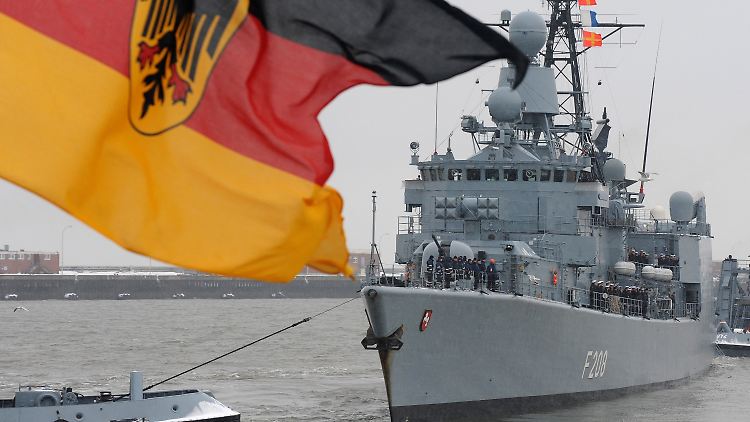 Nach dem Eingreifen der NATO in den Libyen-Konflikt hatte die Bundesregierung alle deutschen Kräfte aus den Bündnisoperationen im Mittelmeer zurückgezogen. Hier die Fregatte "Niedersachsen".