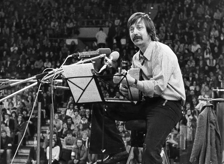 Saenger-Wolf-Biermann-bei-einem-Konzert-in-einer-Basketballhalle-in-Muenchen