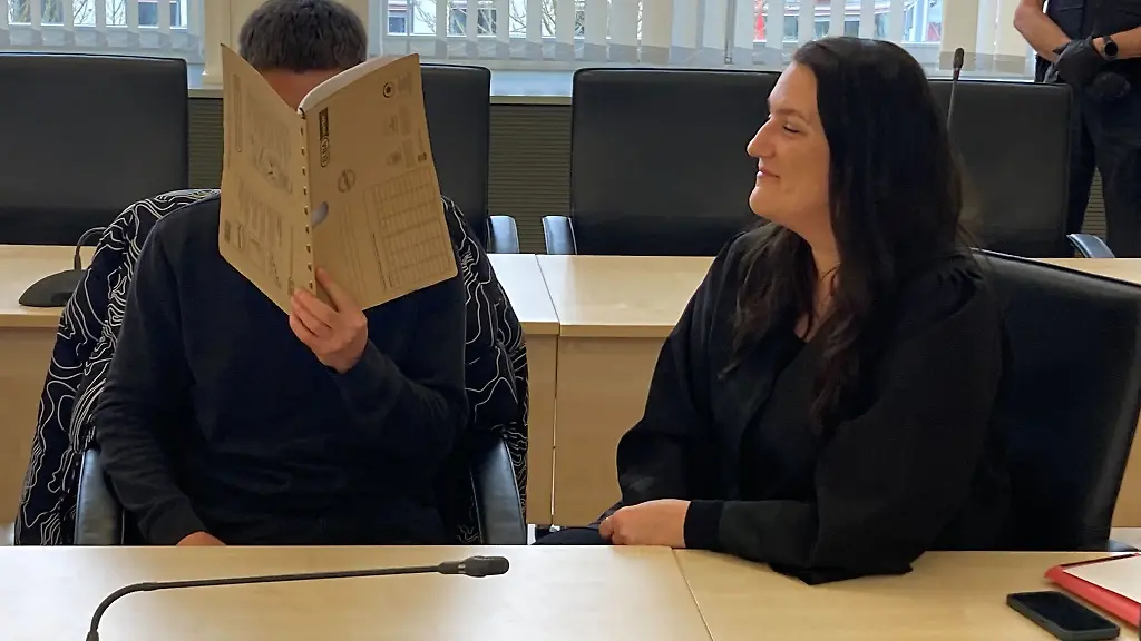 23-jaehriger-Angeklagter-mit-seiner-Anwaeltin-Katrin-Hildebrandt