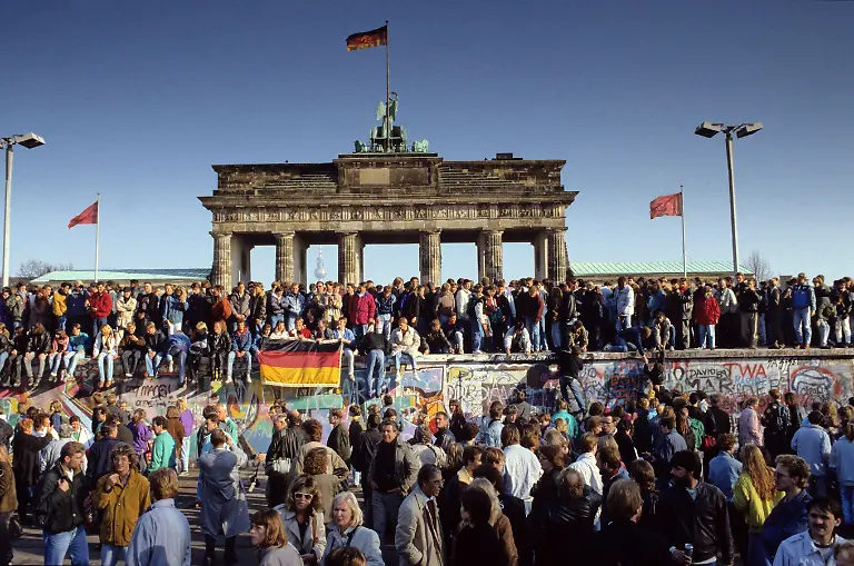 Fall-der-Berliner-Mauer-Menschen-aus-Ost-und-West-Berlin-sind-auf-die-Mauer-am-Brandenburger-Tor-geklettert