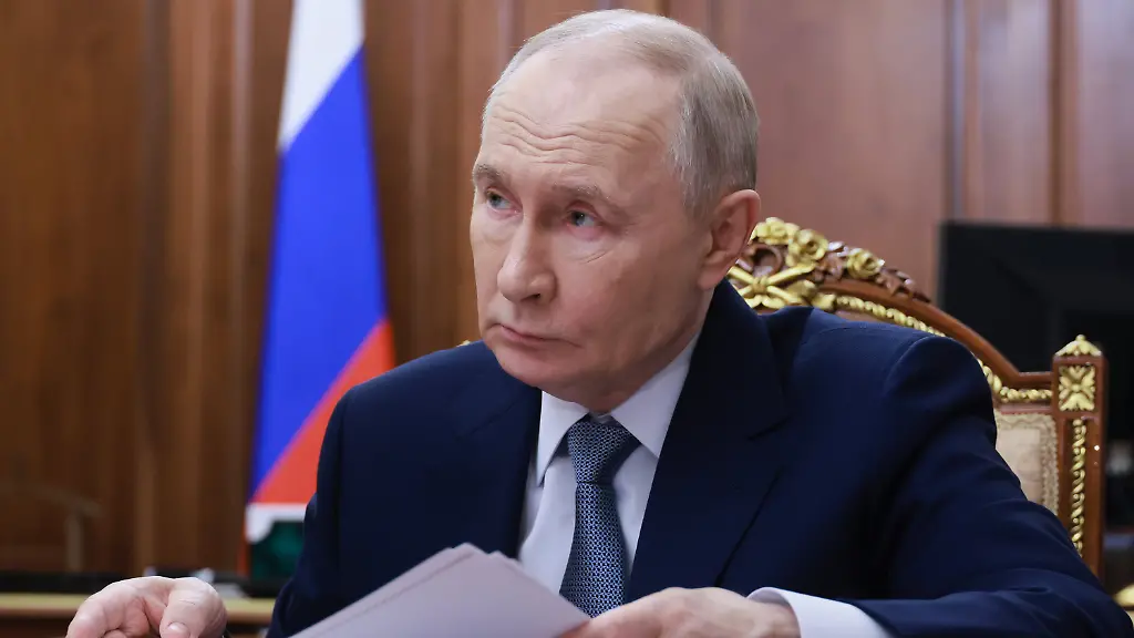 16-03-2026-Russland-Moskau-Dieses-von-der-staatlichen-russischen-Nachrichtenagentur-Sputnik-via-AP-veroeffentlichte-Foto-zeigt-den-russischen-Praesidenten-Wladimir-Putin-waehrend-eines-Treffens-mit-dem-Oberhaupt-der-Udmurtischen-Republik-Alexander-Brechalow-im-Kreml-in-der-russischen-Hauptstadt