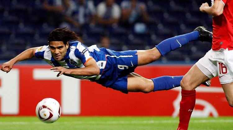 Portos Falcao (l.) trifft auch im Tiefflug.