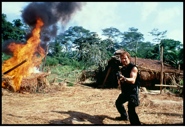 COLLECTION-CHRISTOPHEL-Cannon-Pictures-DELTA-FORCE-2-DELTA-FORCE-DEUX-OPERATION-STRANGLEHOLD-DELTA-FORCE-TWO-THE-COLOMBIAN-CONNECTION-de-Aaron-Norris-1990-USA-avec-Chuck-Norris-mitraillette-explosion-action