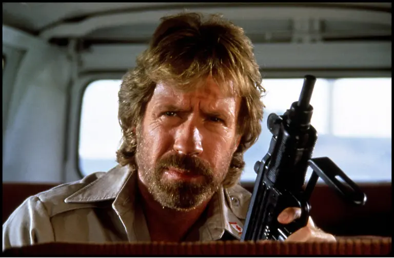 COLLECTION-CHRISTOPHEL-Golan-Globus-Cannon-DELTA-FORCE-THE-DELTA-FORCE-de-Menahem-Golan-1986-USA-avec-Chuck-Norris-militaire-mitraillette