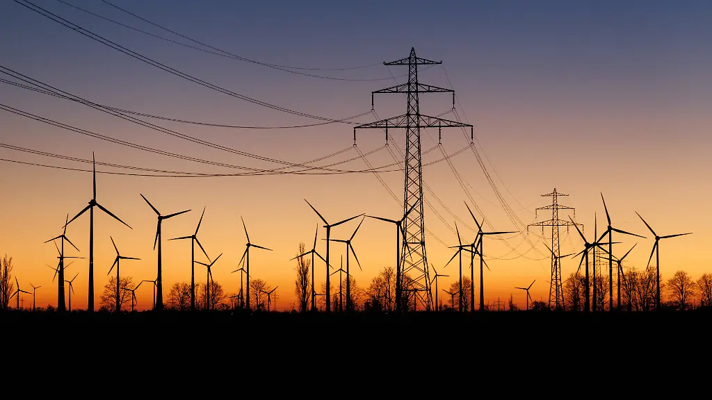 Zahlreiche-Windkraftanlagen-und-eine-Stromtrasse-sind-am-28-12-2025-bei-Weissenfels-Sachsen-Anhalt-zu-sehen