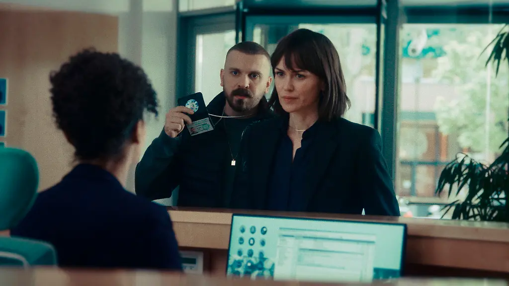 ARD-HR-TATORT-FACKEL-Fernsehfilm-Deutschland-2026-Buch-Sebastian-Heeg-und-Tom-Schilling-Regie-Rick-Ostermann-am-Sonntag-22-03-26-um-20-15-Uhr-im-ERSTEN-und-in-der-ARD-Mediathek-Hamza-Kulina-Edin-Hasanovic-und-Maryam-Azadi-Melika-Foroutan-HR-ARD-Degeto-Film-Sommerhaus-Philipp-Sichler-honorarfrei-Verwendung-gemaess-der-AGB-im-engen-inhaltlichen-redaktionellen-Zusammenhang-mit-genannter-HR-Sendung-bei-Nennung-Bild-HR-ARD-Degeto-Film-Sommerhaus-Philipp-Sichler-S2