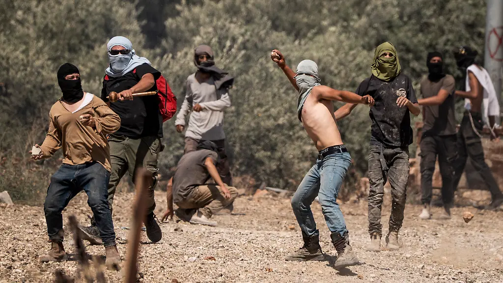 Rechtsgerichtete-israelische-Siedler-werfen-Steine-auf-palaestinensische-Dorfbewohner-waehrend-eines-Angriffs-auf-das-Dorf-im-Westjordanland-Turmusaya