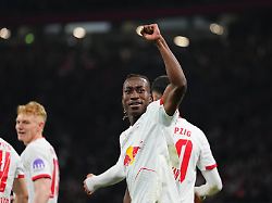 Waffen-Pantomime: RB-Star liefert geschmacklosen Jubel