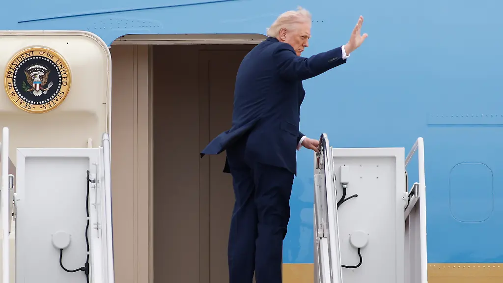 US-Praesident-Donald-Trump-winkt-bevor-er-an-Bord-der-Air-Force-One-auf-der-Joint-Base-Andrews-geht