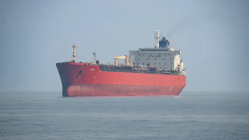 The-crude-oil-tanker-Flora-sails-near-Bandar-e-Asaluyah-Iran-on-January-27-2026-Condensate-is-loaded-onto-tankers-after-being-processed-at-gas-refineries-in-Bandar-e-Asaluyah