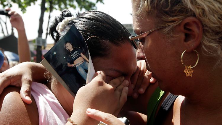Der Schock sitzt tief: Angehörige warten vor der Schule auf Nachricht.