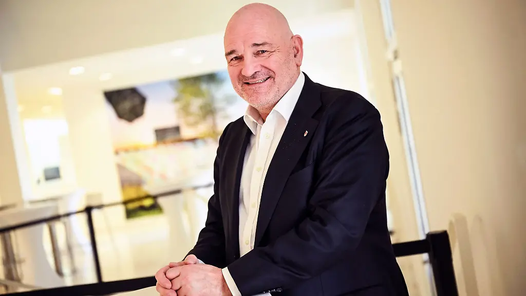 Der-neue-Brandenburger-Verkehrsminister-Robert-Crumbach-SPD-kritisiert-das-spaete-Ende-der-Sanierung-der-Bahnstrecke-Berlin-Hamburg-Archivbild