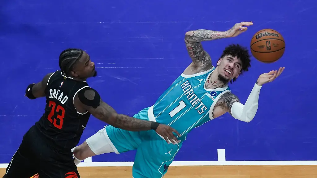Charlotte-Hornets-vs-Toronto-Raptors-TORONTO-CANADA-NOVEMBER-17-LaMelo-Ball-1-of-Charlotte-Hornets-in-action-against-Jamal-Shead-23-of-Toronto-Raptors-during-the-NBA-Basketball-Herren-USA-basketball-game-between-Charlotte-Hornets-and-Toronto-Raptors-at-the-Scotiabank-Arena-on-November-17-2025-in-Toronto-Ontario-Canada-Mert-Alper-Dervis-Anadolu-Ontario-Canada-Editorial-use-only-Please-get-in-touch-for-any-other-usage
