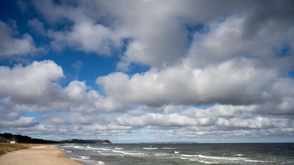Wolken-ziehen-ueber-die-Ostsee-vor-dem-Ostseebad-Goehren-auf-der-Insel-Ruegen-Am-Sonntag-werden-fruehlingshafte-Temperaturen-erwartet