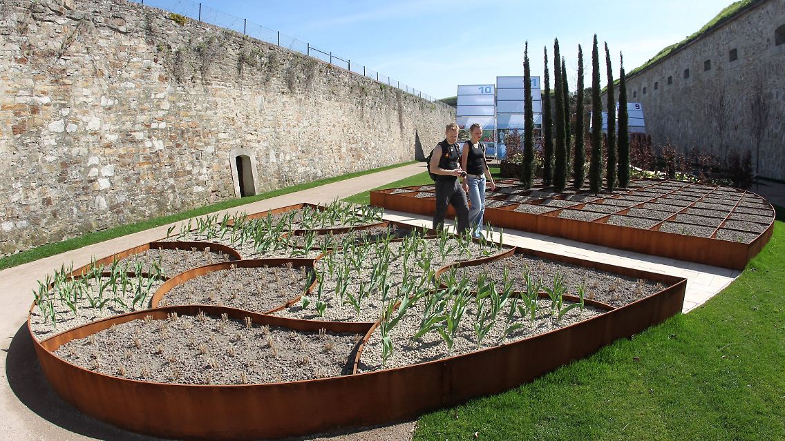 Neues im Alten: Besucher laufen auf der Koblenzer Festung Ehrenbreitstein durch eine moderne Gartenanlage.