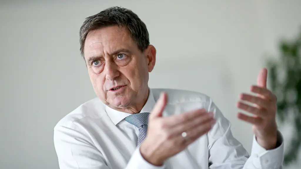 Oliver-Blatt-Chef-des-Spitzenverbands-der-gesetzlichen-Krankenversicherungen-spricht-bei-einem-dpa-Interview-im-Buero-von-dem-GKV-Spitzenverband