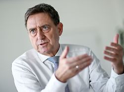 Schon jetzt "verdammt viel Geld": Krankenkassen gegen höhere Beiträge und Leistungskürzungen