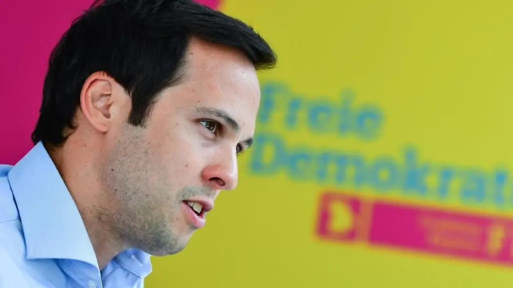 Martin-Hagen-FDP-sitzt-bei-einer-Tagung