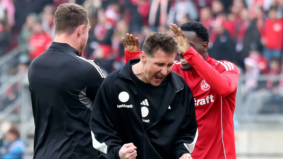 Fussball-2-Bundesliga-1-FC-Nuernberg-1-FC-Kaiserslautern-21-03-2026-2-BL-SV-1-FC-Nuernberg-1-FC-Kaiserslautern-v-l-Torjubel-nach-dem-Tor-zum-celebrating-the-goal-celebrate-3-0-Christian-Mathenia-1-FC-Nuernberg-Trainer-Miroslav-Klose-1-FC-Nuernberg-Rabby-Nzingoula-1