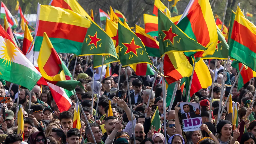 Tausende-Menschen-haben-sich-auf-dem-Frankfurter-Rebstockgelaende-zum-kurdischen-Neujahrs-und-Fruehlingsfest-Newroz-versammelt