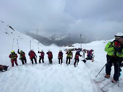 Schneemassen erfassen Skifahrer: Zwei Tote und fünf Verletzte bei Lawinenunglück in Tirol